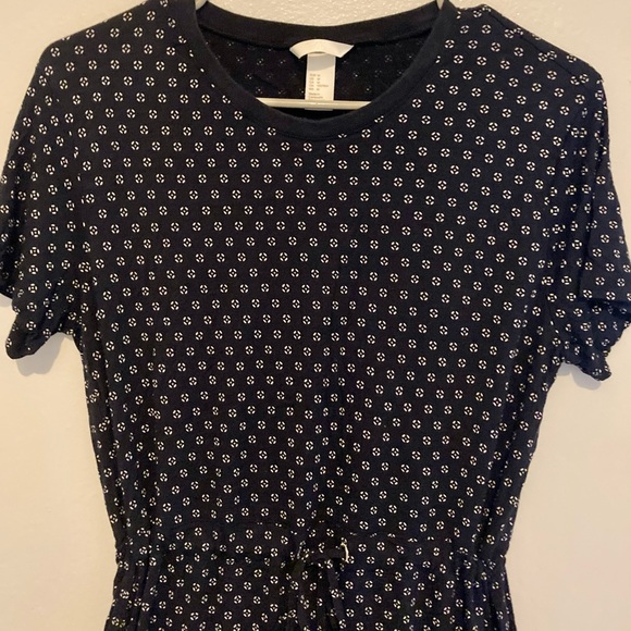 H&M🛍
Women’s T-Shirt Dress 👗 Adjustable Tie Waist. Navy & White pattern
Size:M - Picture 9 of 9